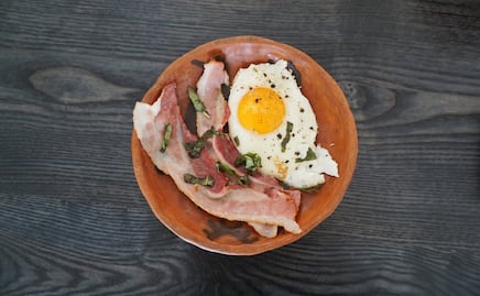 Alertan por posible infección de listeria en paquetes de huevos y tocino precocidos