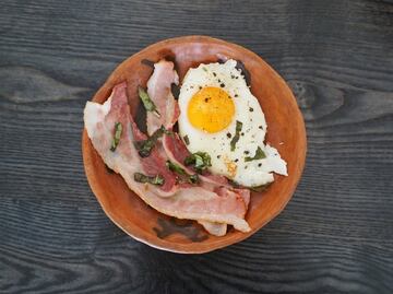Alertan por posible infección de listeria en paquetes de huevos y tocino precocidos