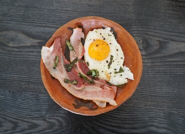 Alertan por posible infección de listeria en paquetes de huevos y tocino precocidos