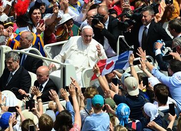 Papa Francisco pide un “poco de tequila” para el dolor de rodilla (VIDEO)
