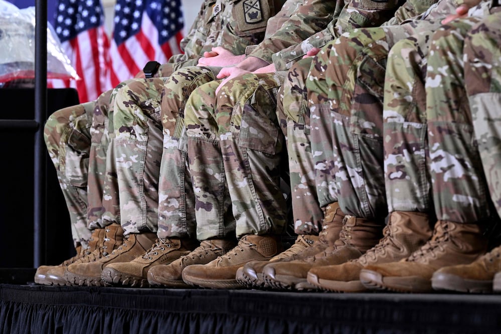 Donald Trump refuerza presencia militar: más de 50 mil soldados de Estados Unidos están en Medio Oriente. (Photo by ROBERTO SCHMIDT / GETTY IMAGES NORTH AMERICA / Getty Images via AFP)