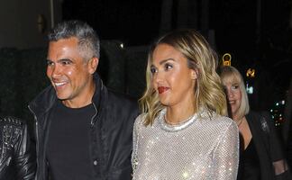 Jessica Alba deslumbra con minivestido plateado en California