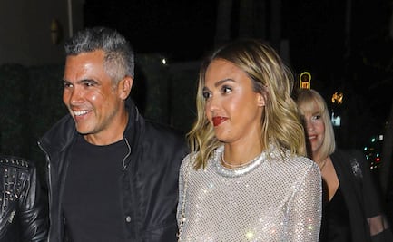 Jessica Alba deslumbra con minivestido plateado en California