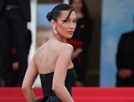 Bella Hadid eleva la temperatura con pequeña lencería de encaje en sesión
