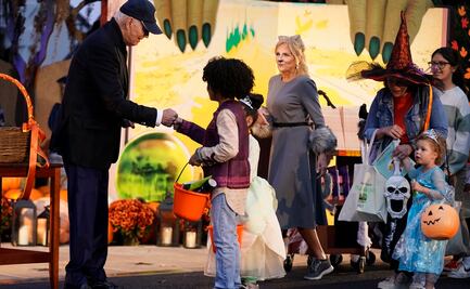 Jill Biden se disfraza de gato y reparte libros infantiles y dulces por Halloween en la Casa Blanca
