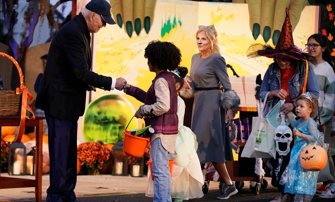 Jill Biden se disfraza de gato y reparte libros infantiles y dulces por Halloween en la Casa Blanca. Foto: AP