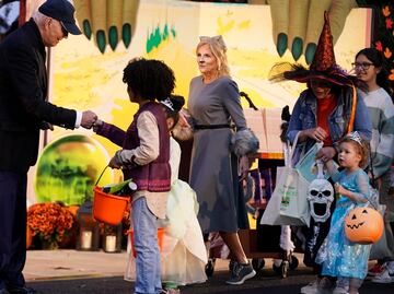 Jill Biden se disfraza de gato y reparte libros infantiles y dulces por Halloween en la Casa Blanca
