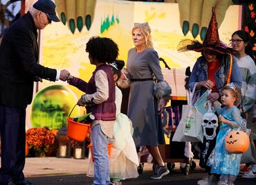 Jill Biden se disfraza de gato y reparte libros infantiles y dulces por Halloween en la Casa Blanca