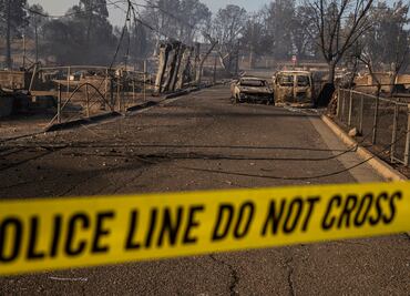 Mueren dos personas al arrasar incendio forestal una comunidad en California