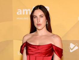 Hija de Demi Moore derrocha belleza con vestido de satén de escote princesa