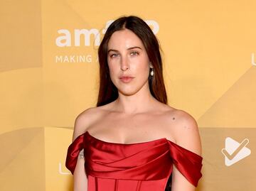 Hija de Demi Moore derrocha belleza con vestido de satén de escote princesa