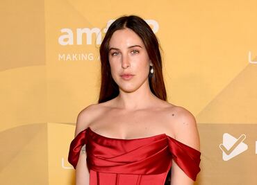 Hija de Demi Moore derrocha belleza con vestido de satén de escote princesa