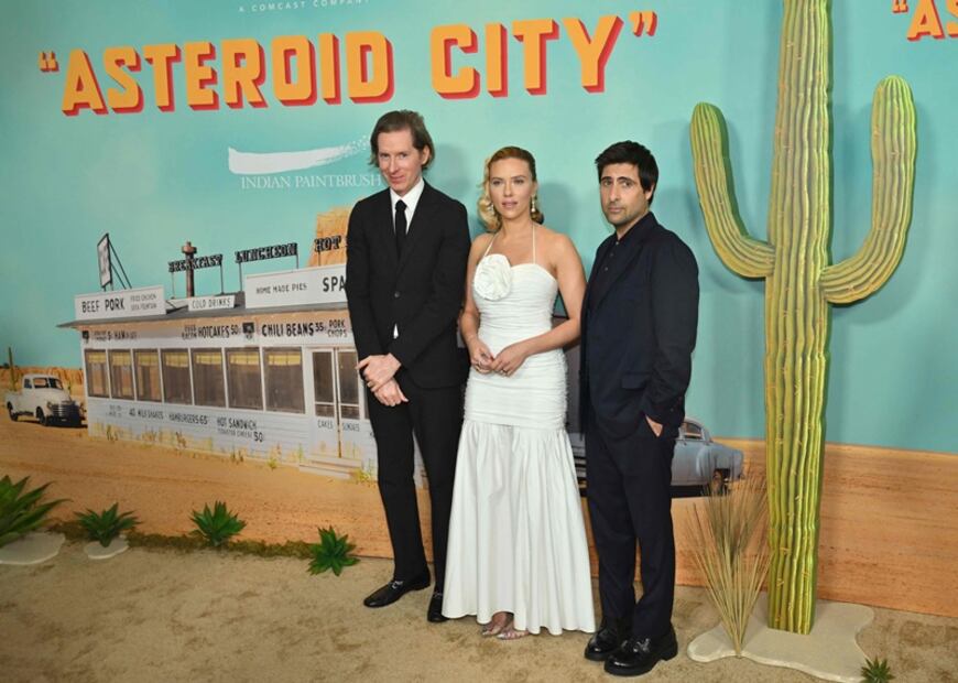 Scarlett Johansson deslumbra con look al estilo Marilyn Monroe en el estreno de 'Asteroid City'. Foto: AFP