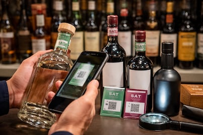 Cómo identificar alcohol original y evitar bebidas falsas, según el SAT: guía para fiestas decembrinas