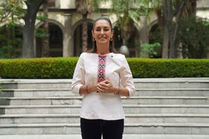Claudia Sheinbaum felicita a las madres mexicanas por su día