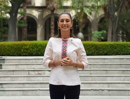 Claudia Sheinbaum felicita a las madres mexicanas por su día