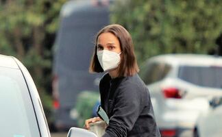 Natalie Portman delinea su silueta con leggings en Los Ángeles
