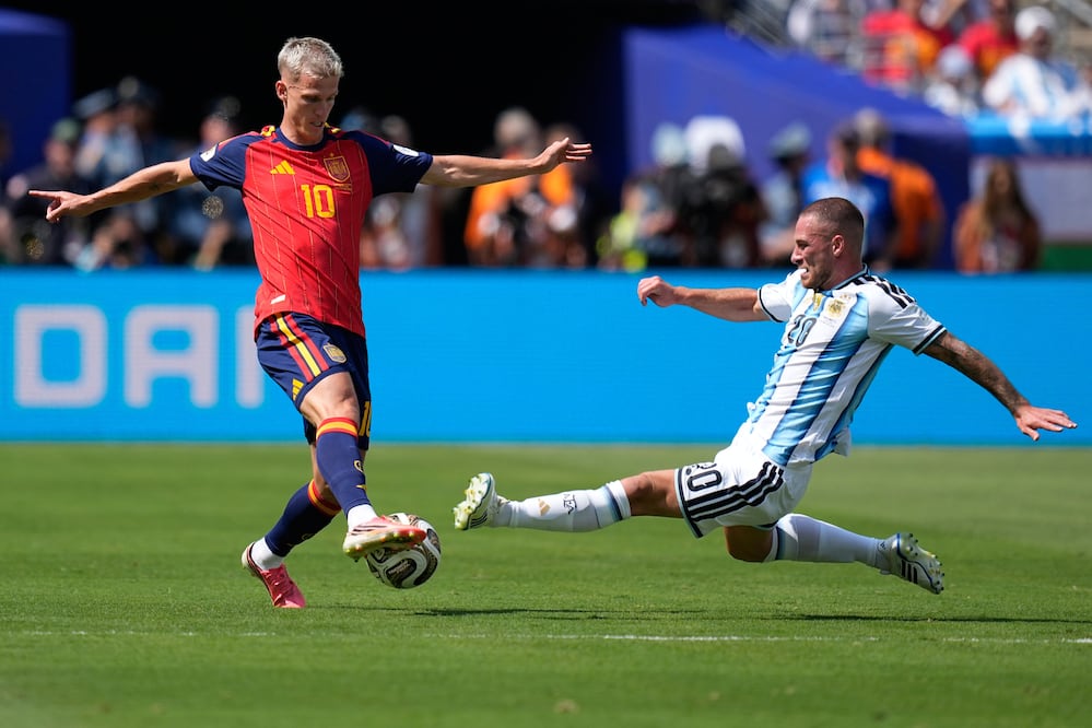 "Mentiras": Dani Olmo arremete contra Ayala tras la polémica en la final del Mundial. (AP Foto/Ashley Landis)