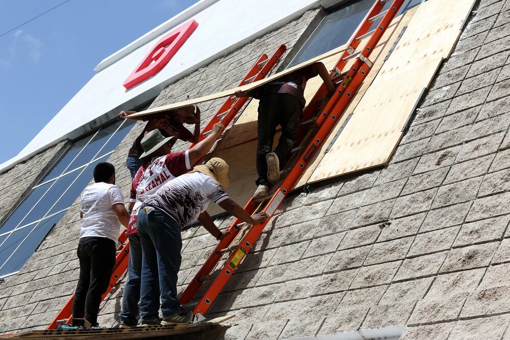 Quintana Roo se prepara para el impacto del huracán Beryl; alistan refugios y evacuaciones . EFE/Alonso Cupul