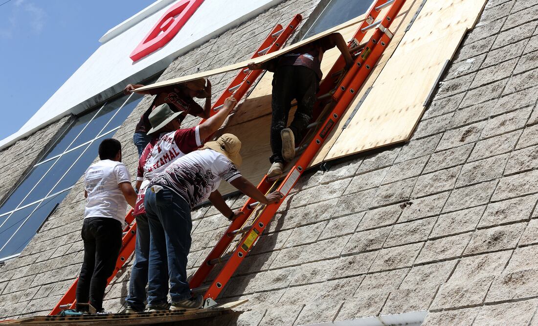Quintana Roo se prepara para el impacto del huracán Beryl; alistan refugios y evacuaciones . EFE/Alonso Cupul