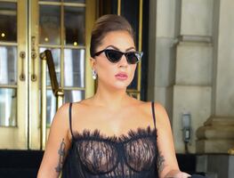 Lady Gaga destila elegancia con vestido traslúcido en Nueva York