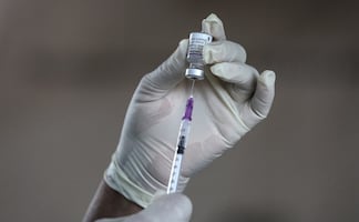 ¿Tercera dosis de vacuna puede combatir a ómicron? Esto dice Pfizer