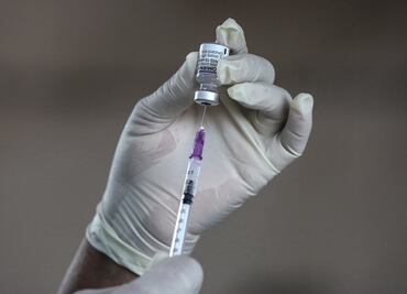 ¿Tercera dosis de vacuna puede combatir a ómicron? Esto dice Pfizer