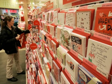 Los regalos que planean dar los estadounidenses para San Valentín 2022