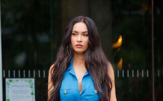 Megan Fox presume ‘abs de infarto’ con top y microfalda en sesión