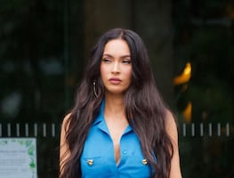 Megan Fox presume ‘abs de infarto’ con top y microfalda en sesión