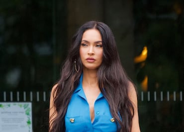 Megan Fox presume ‘abs de infarto’ con top y microfalda en sesión
