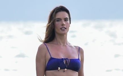 Alessandra Ambrosio presume 'bikini body' junto a playa de Brasil