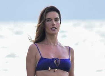 Alessandra Ambrosio presume 'bikini body' junto a playa de Brasil