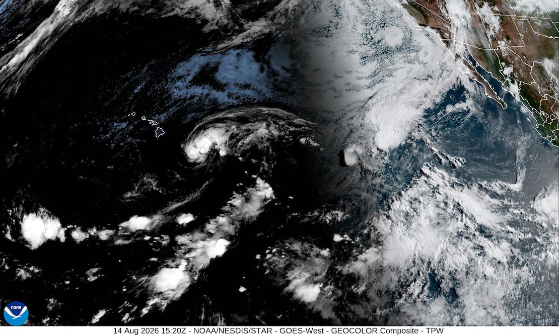 Hawái se prepara para el impacto de Lala: la tormenta podría convertirse en huracán este sábado (Photo by Handout / NOAA / AFP)