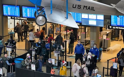 Cancelan cientos de vuelos en Estados Unidos ante expansión de ómicron 