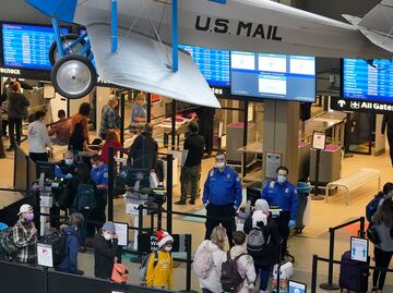 Cancelan cientos de vuelos en Estados Unidos ante expansión de ómicron