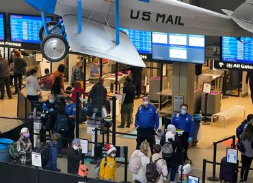 Cancelan cientos de vuelos en Estados Unidos ante expansión de ómicron