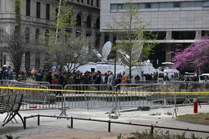 Un hombre se prende fuego a las afueras del tribunal que juzga a Donald Trump