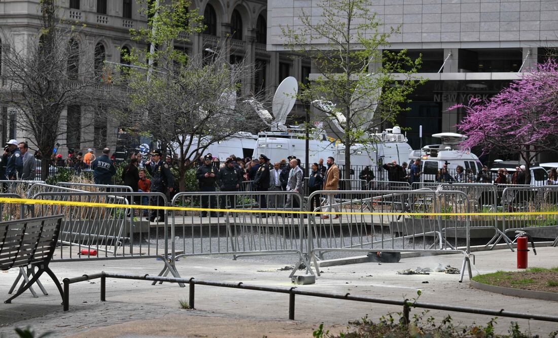Un hombre se prende fuego a las afueras del tribunal que juzga a Trump. (Photo by ANGELA WEISS / AFP)