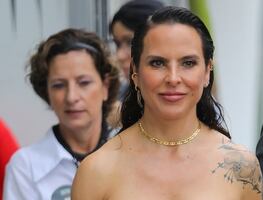 Kate del Castillo luce bustier strapless con escote en Miami Beach