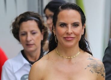 Kate del Castillo luce bustier strapless con escote en Miami Beach
