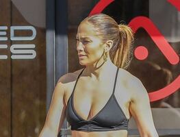 Jennifer Lopez presume "abs de impacto" en gimnasio de Miami