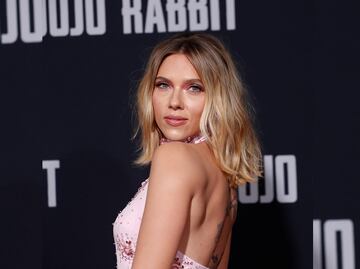 Scarlett Johansson presume cintura con crop top en Los Ángeles