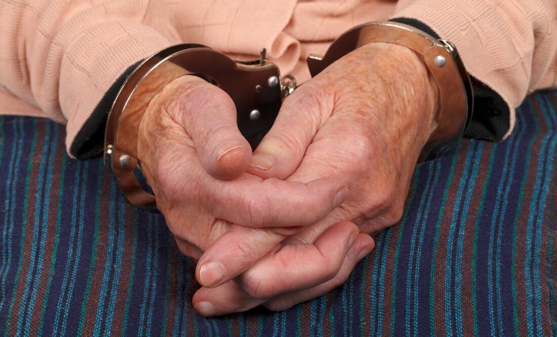 Anciana roba banco a mano armada en Ohio; argumenta que fue víctima de estafa online. Foto: iSock / Ocskaymark