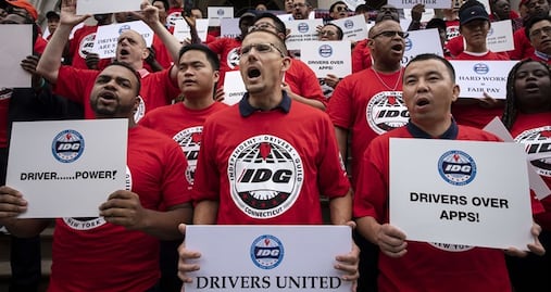 California aprueba una ley que fuerza a Uber a contratar a sus conductores