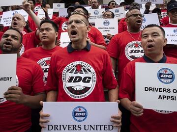California aprueba una ley que fuerza a Uber a contratar a sus conductores