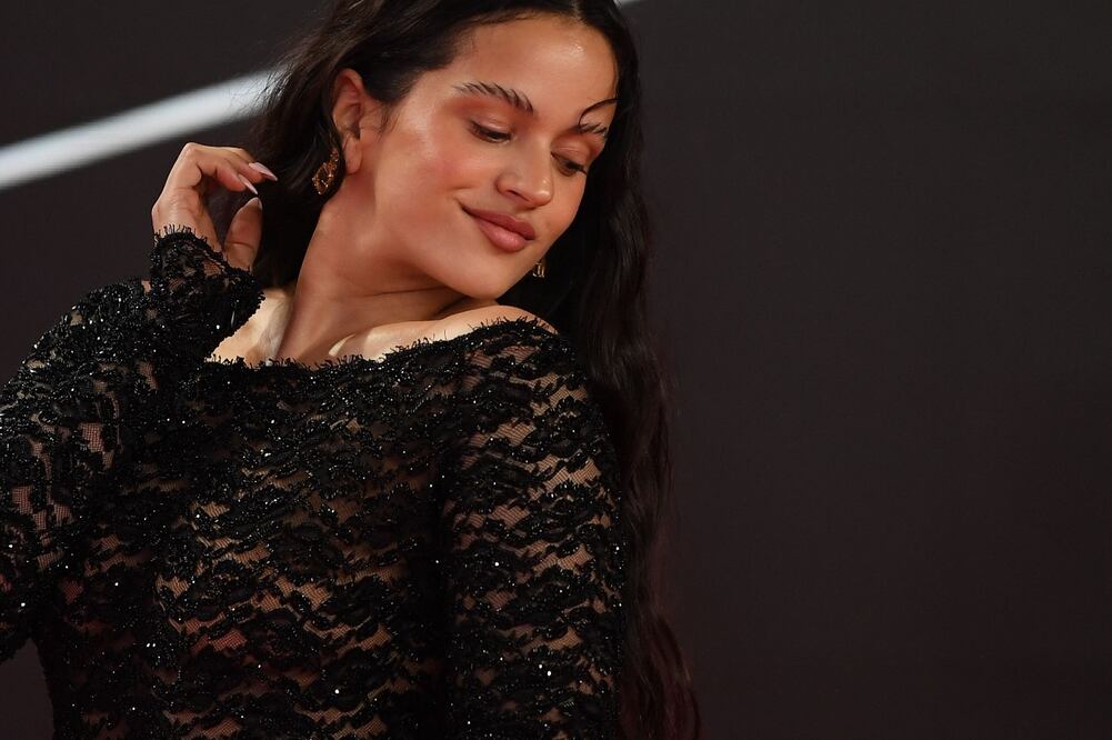 La Rosalía luce asombroso vestido de encaje en los Latin Grammy 2023. Foto: AFP