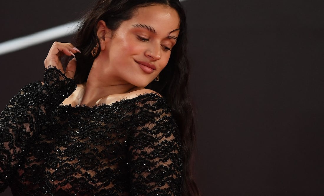 La Rosalía luce asombroso vestido de encaje en los Latin Grammy 2023. Foto: AFP
