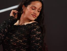 Rosalía enamora con asombroso vestido de encaje negro en los Latin Grammy 2023