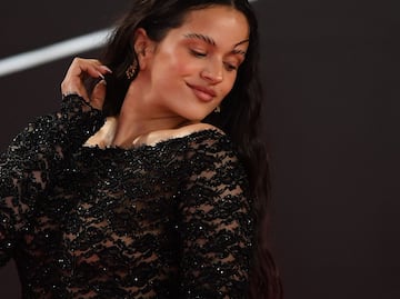 Rosalía enamora con asombroso vestido de encaje negro en los Latin Grammy 2023